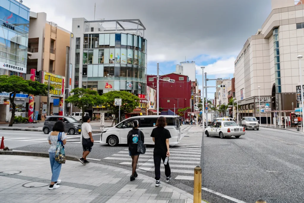 2025年8月19日沖繩天氣早上的國際通景象。可能是因為颱風的影響，遊客不多。