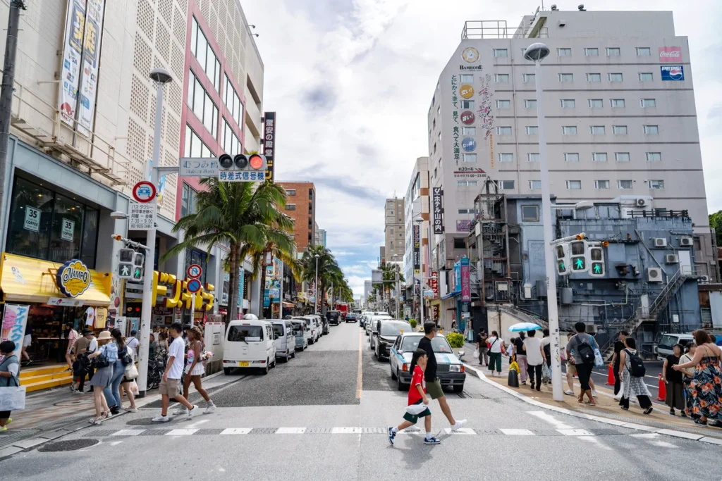 2025年8月19日沖繩天氣下午國際通牧志市場前的景象。人潮又開始慢慢增多了。