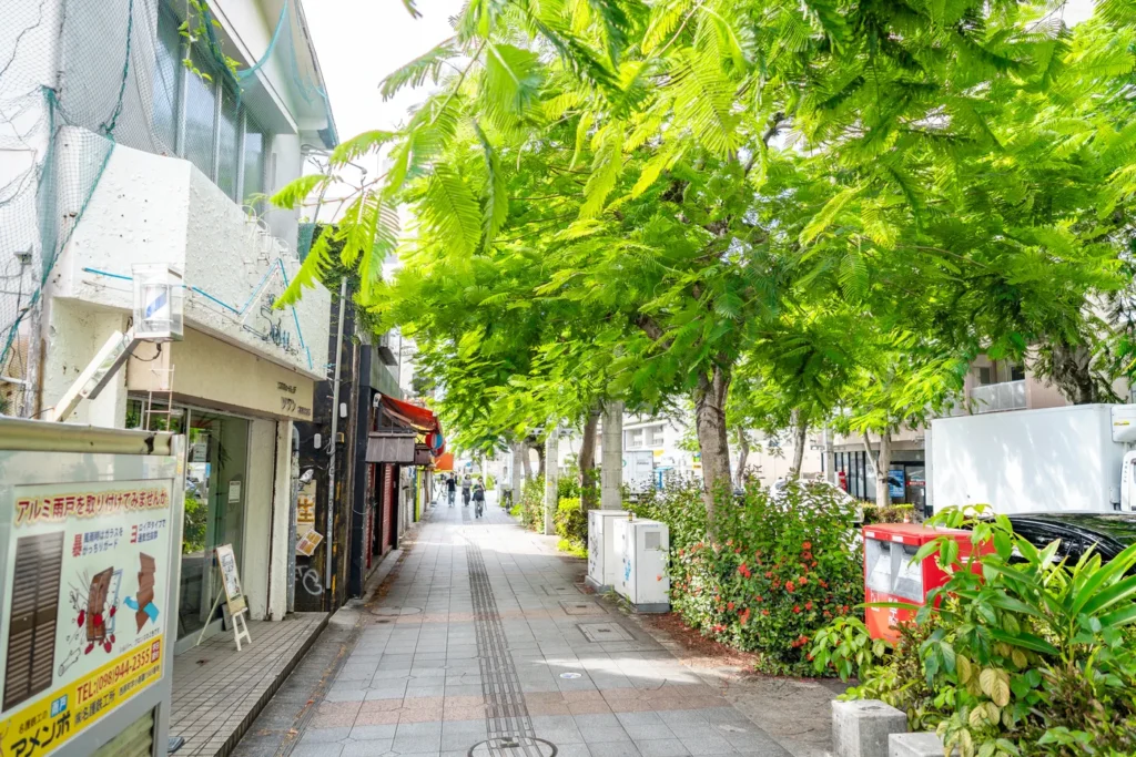 2025年8月19日沖繩天氣，前往美榮橋的路上景象。颱風已經過去，只有陽光依然強烈。