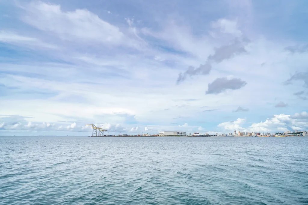2025年8月19日沖繩西海岸的天氣。微風徐徐，讓人感到涼爽，天氣好得讓人無法想像有颱風。