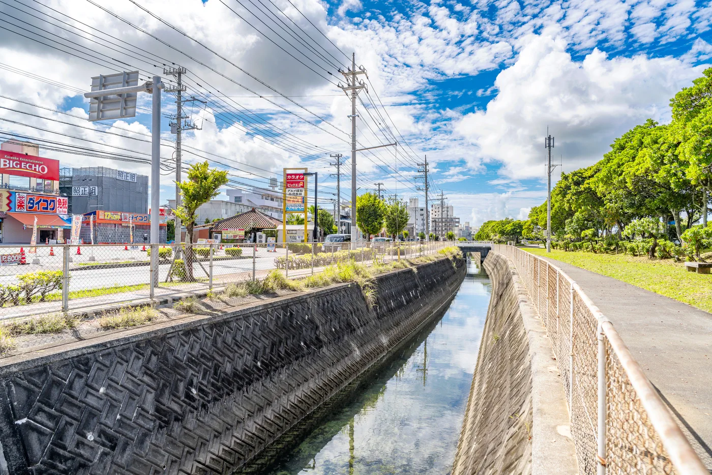 The weather in Okinawa on August 23, 2025, and the view of the river near American Village.