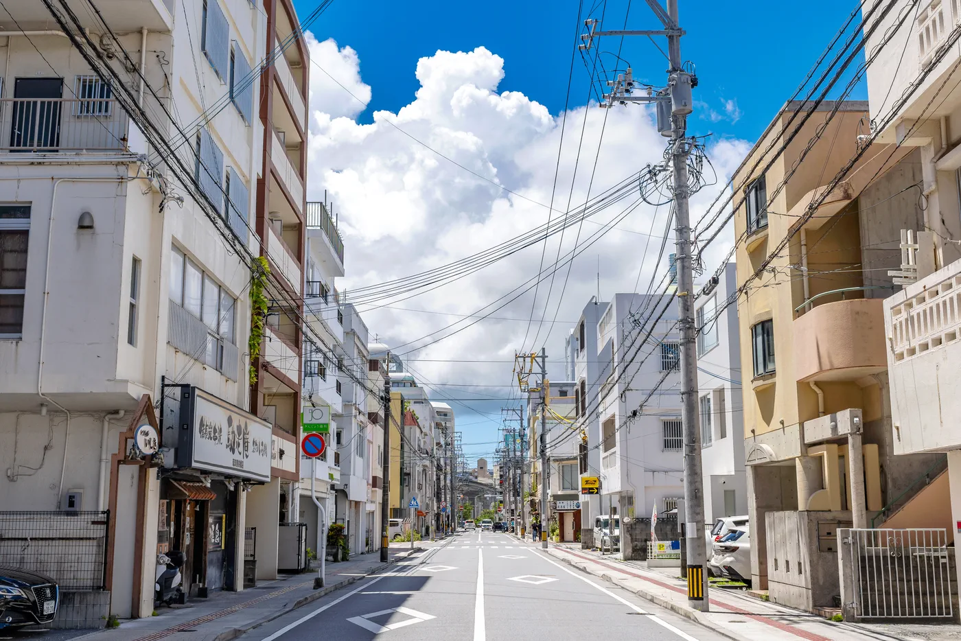 2025年8月24日下午，冲绳的天气在Miebashi街上展现。蓝天白云令人印象深刻。