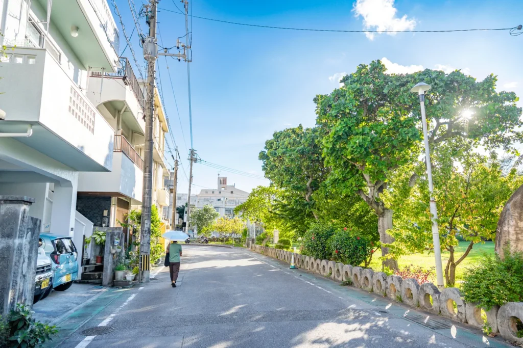 沖縄の天気 2025年8月24日 西海岸近くの公園の様子です。日傘があると良い一日でした。