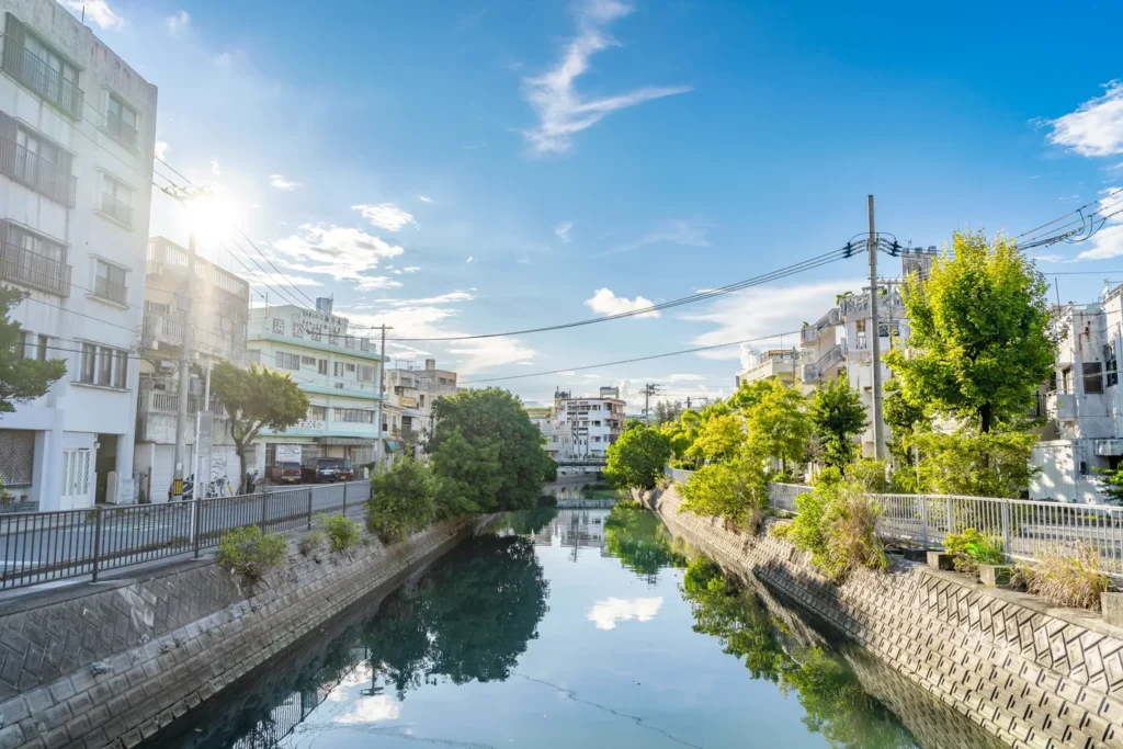 沖縄の天気 2025年8月24日 夕暮れ時の川の様子です。