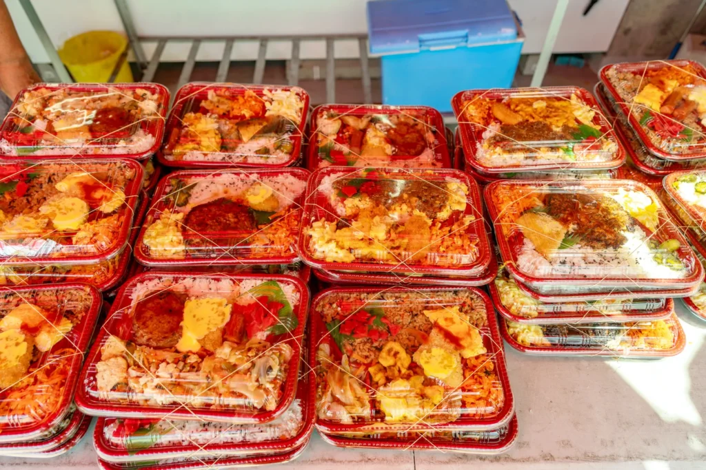 冲绳美食店若狭便当展示的各种商品