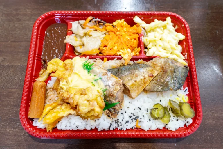 冲绳餐厅 Wakasa Bento - 鱼类便当的完整视图