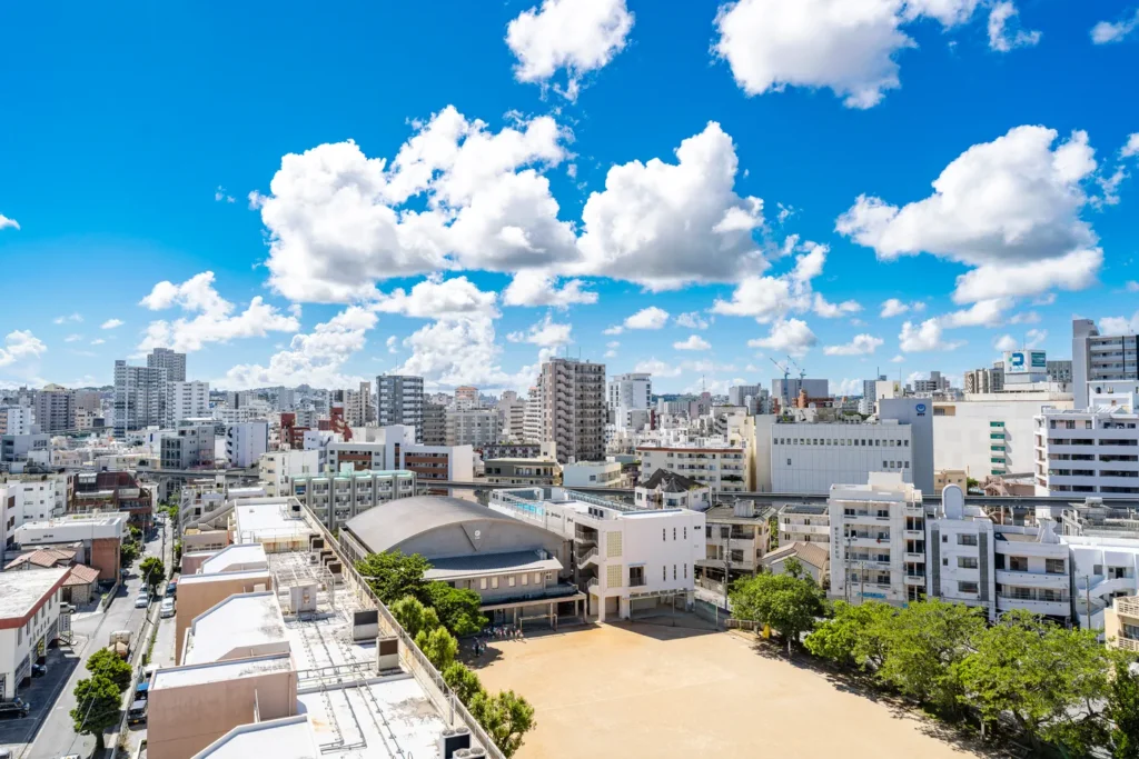 The weather in Okinawa on the morning of August 27, 2025, in Miebashi is very clear.