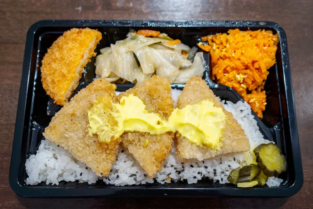 오키나와 맛집 와카사 도시락 생선 튀김이 메인인 제품