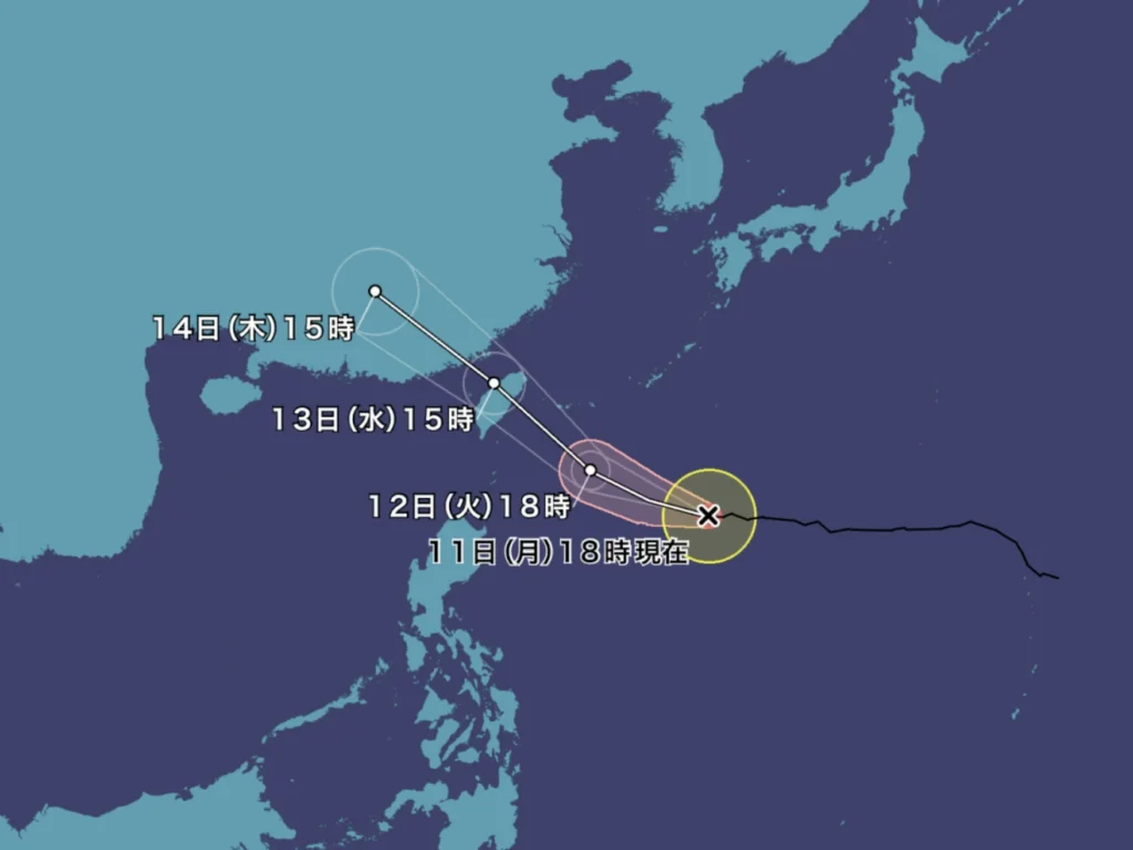 2025년 8월 11일 오키나와 날씨 11호 태풍 버들의 예상경로이다. 점점 오키나와와 멀어지고 있다.