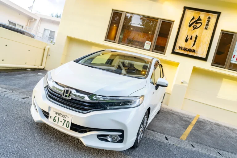 沖繩租車接駁車Yukawa前的Honda Fit Hybrid拍攝