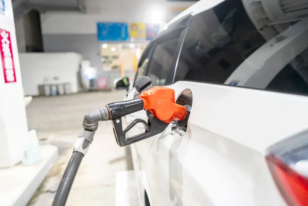沖縄レンタカー無人ガソリンスタンドでの給油の様子