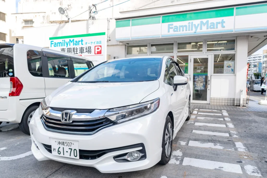 沖縄レンタカー ファミリーマート前で撮影した車の側面の様子