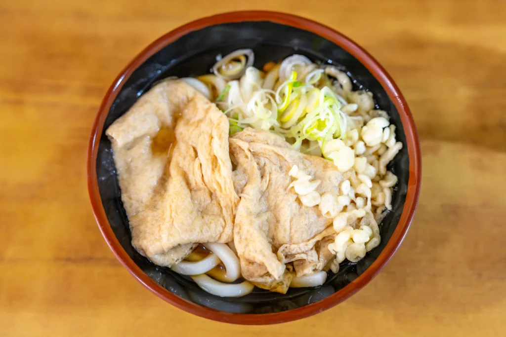 오키나와 맛집 사누키야 키츠네 우동이다. 약간의 덴뿌라 부스러기가 맛을 더해준다.