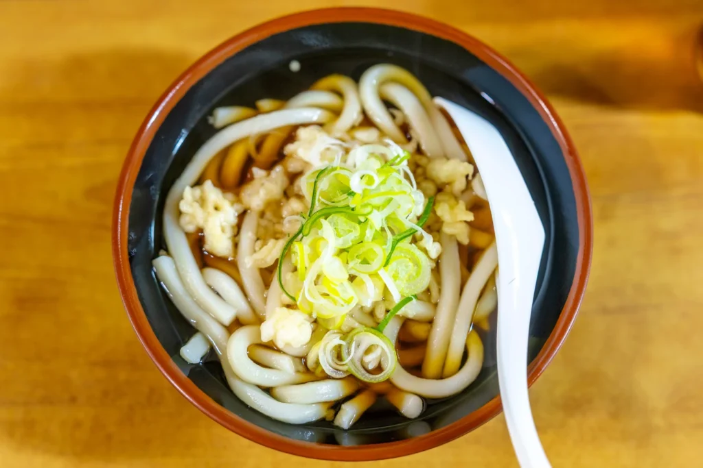 오키나와 맛집 사누키야 시원한 국물이 인상적인 카케우동의 모습이다.