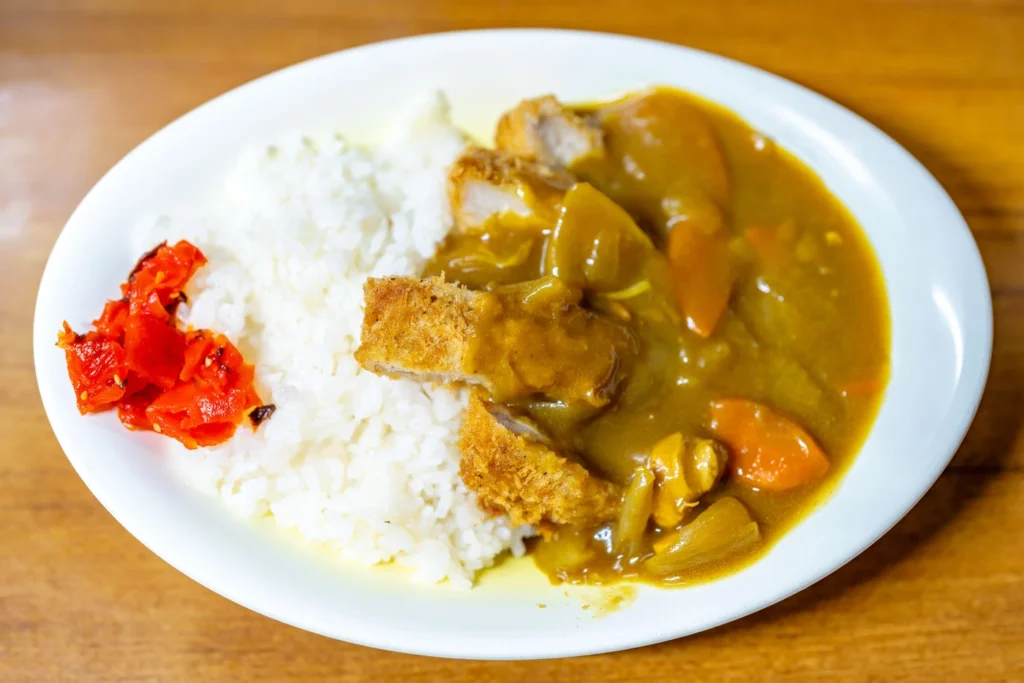 오키나와 맛집 사누키야 카츠카레의 모습이다. 매우 신속하고 빠르게 나온다.