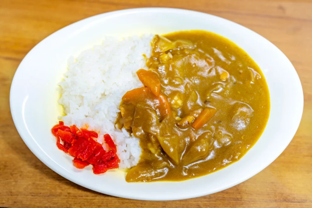 오키나와 맛집 사누키야 카레라이스이다. 매우 빠르고 신속하게 나오며 카레가 맛있다.