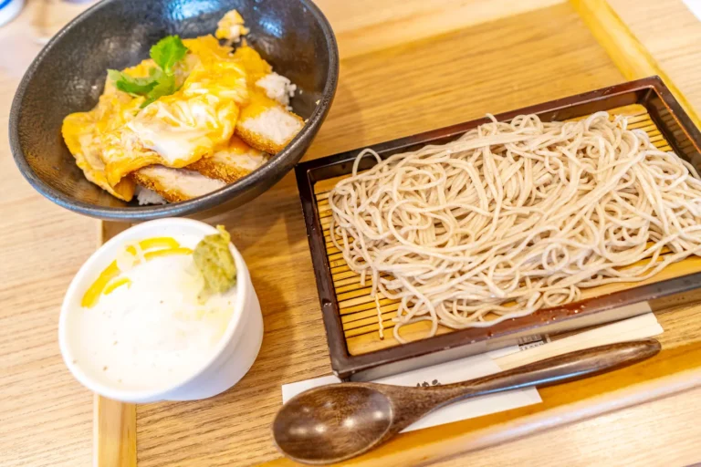 沖繩美食景點：Namasoba Nakamura 豬排蓋飯和冷蕎麥麵