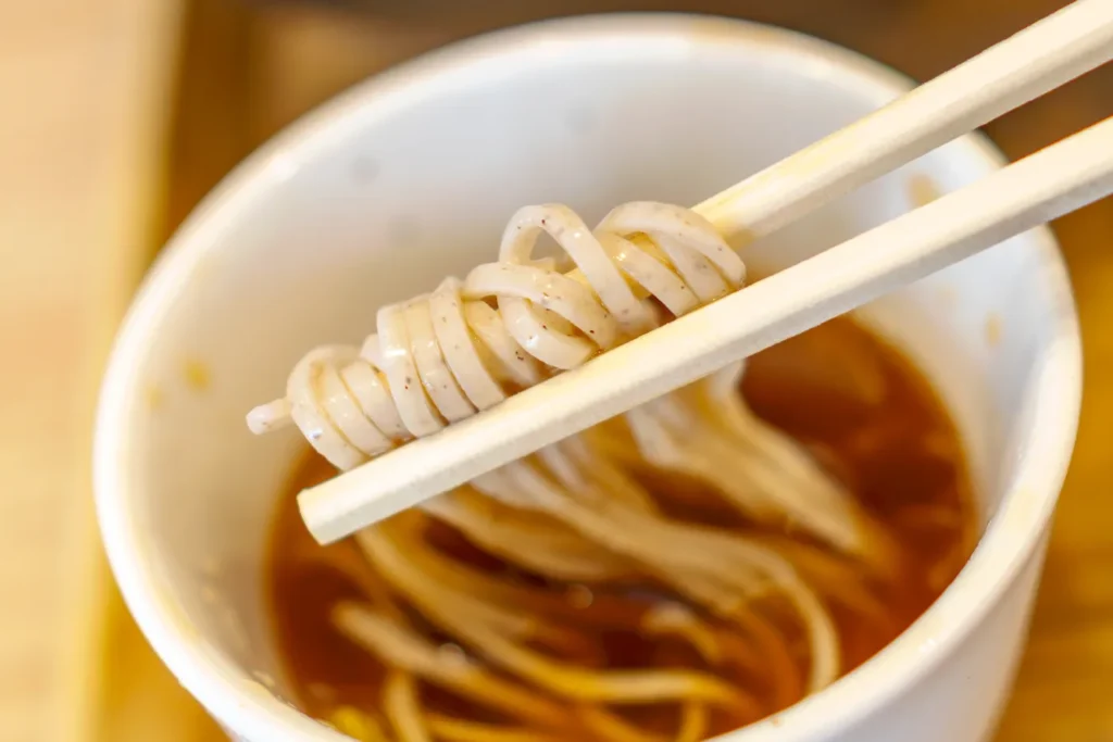 沖繩美食 生蕎麥 中村 沾著醬油醬汁的籠裝蕎麥麵