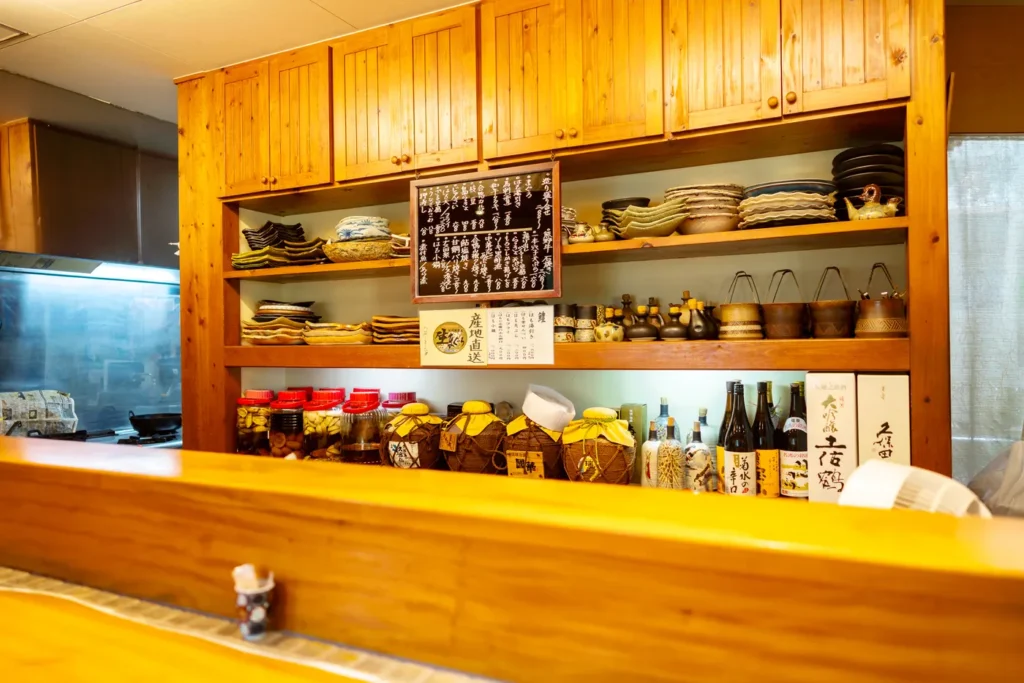 沖縄の美味しいお店、季節料理 湯川のレストランのバーテーブルから見た内部の様子