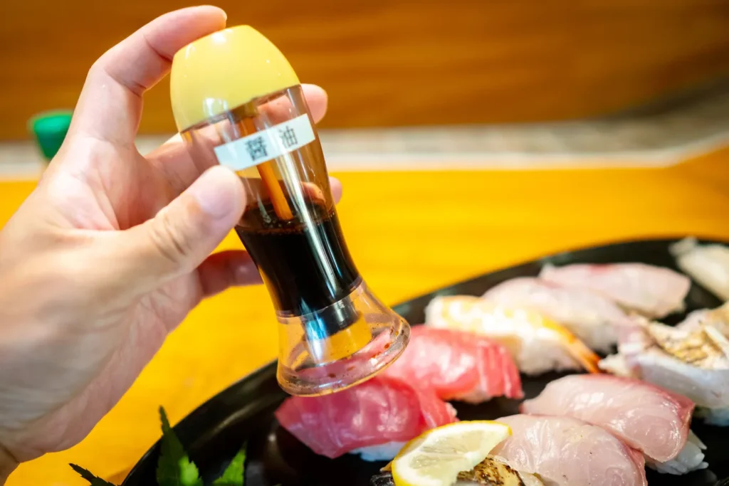 沖縄の美食店、季節料理 湯川で寿司に使う醤油差しの使い方