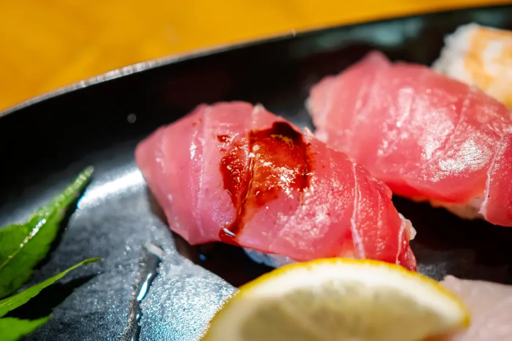 沖縄の美味しいお店、季節料理 湯川の醤油ディスペンサーを使用した様子