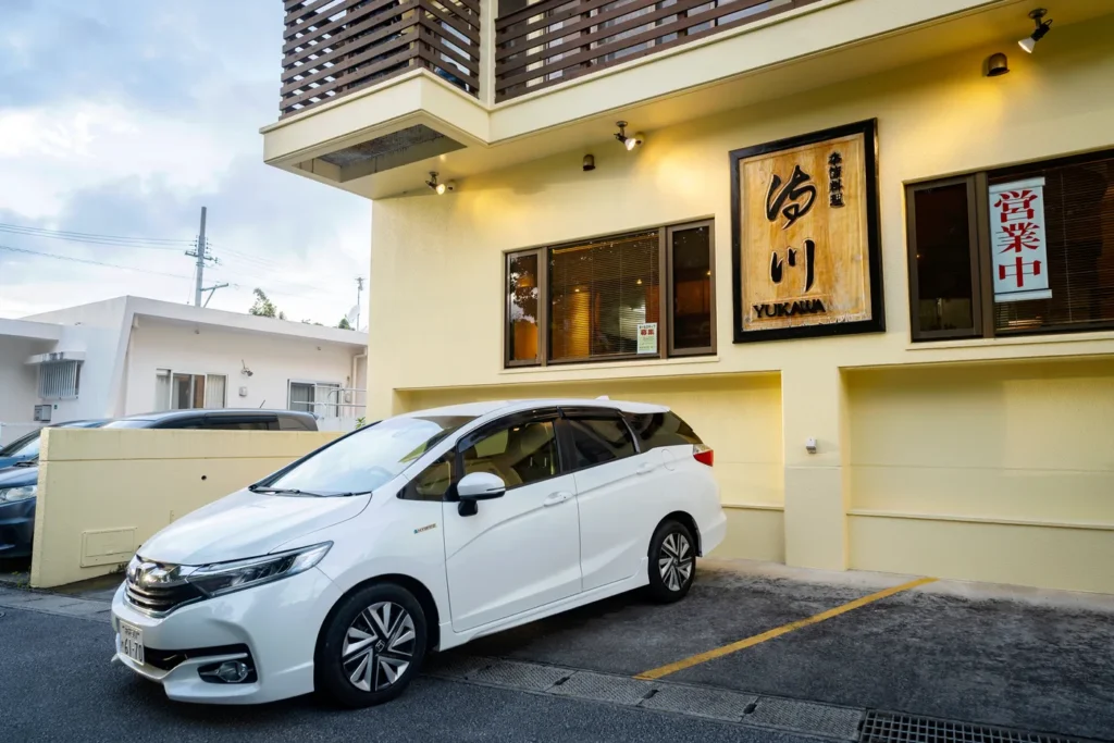 建物の様々な方面に専用駐車場があります。