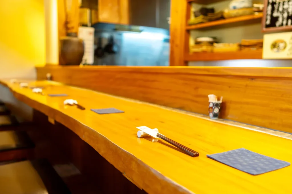沖縄の美味しい店、季節料理 湯川のカウンターに用意された箸