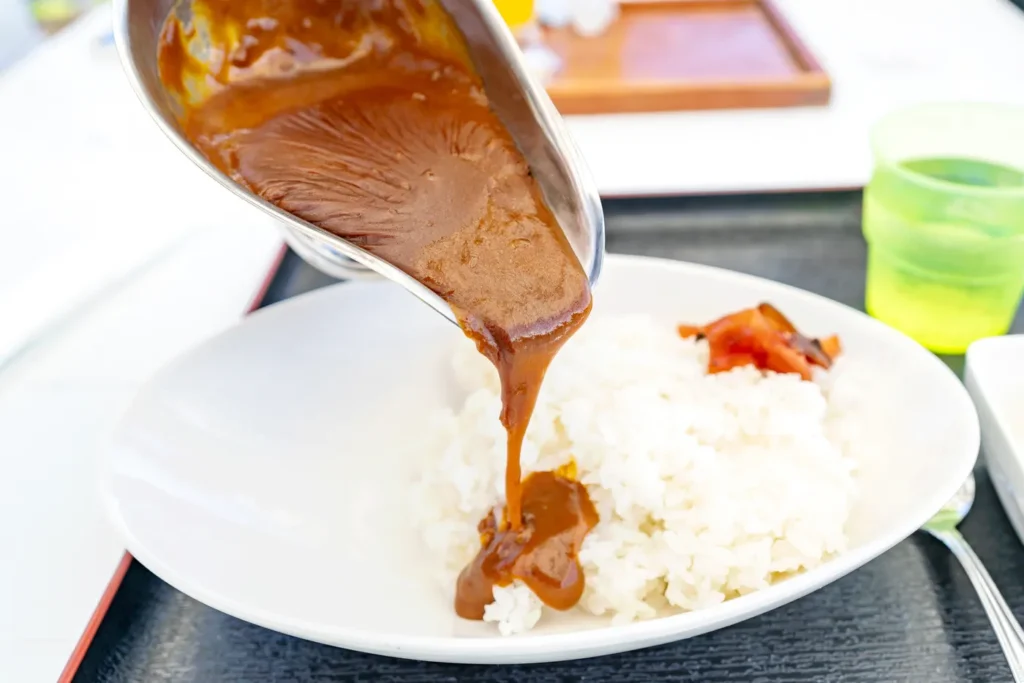 카레를 붓는 모습