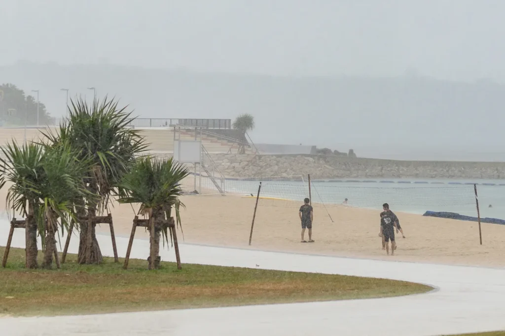 스콜성 소나기가 쏟아지는 선셋 비치