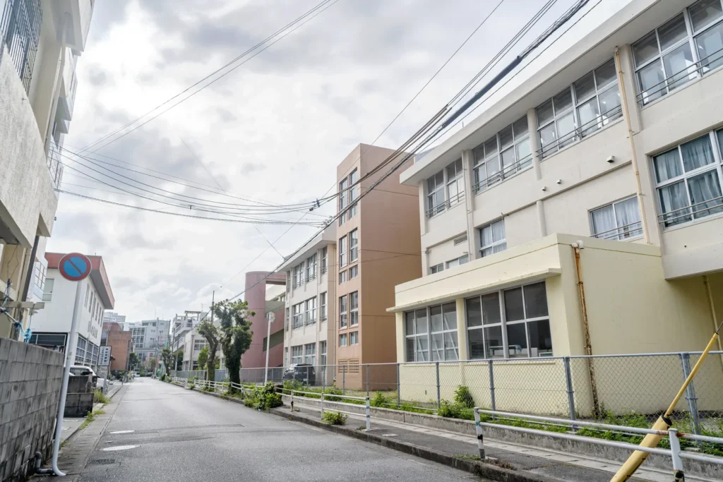 上午那霸小学后面多云