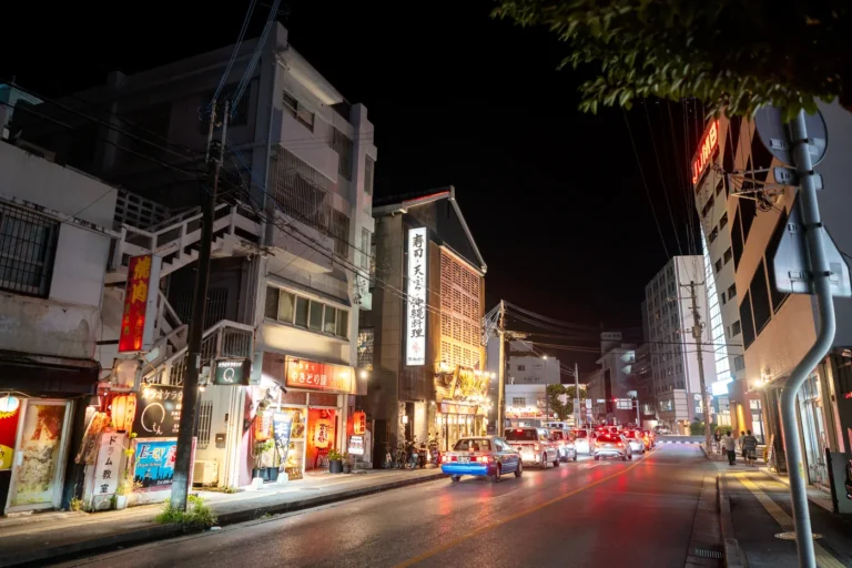 冲绳天气，2025年10月11日，夜间，泊里
