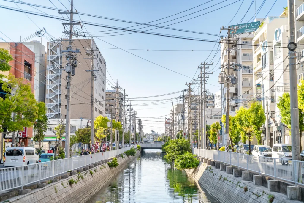 오후 늦은 시간 미에바시 하천의 강물 수위