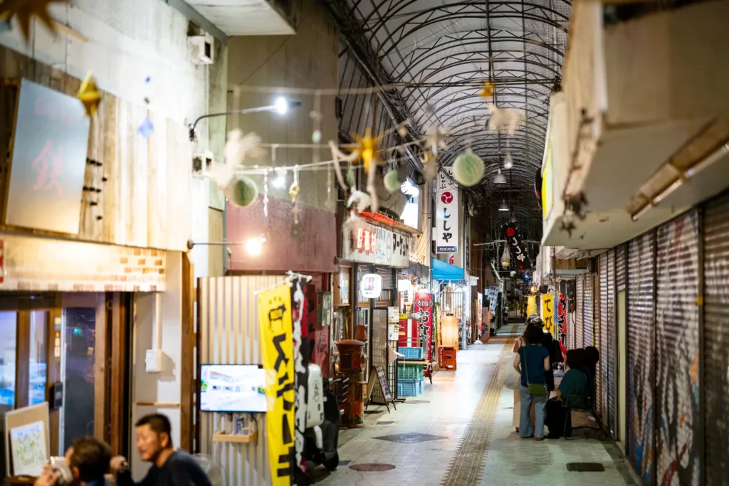 야심한 밤 마키시 시장 골목