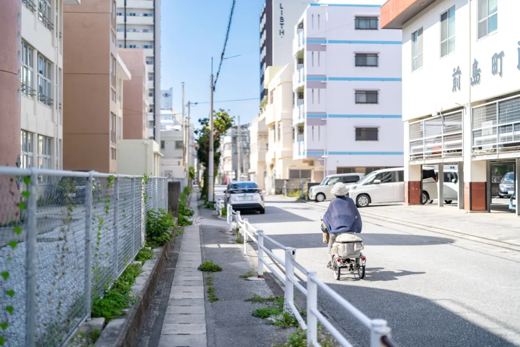 오후 가디건 입은 할머니의 모습