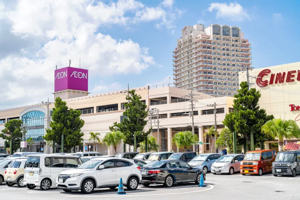 아침 아메리칸 빌리지 이온몰 앞 주차장 모습 맑다.