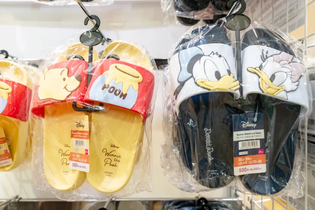 다이소에서 판매중인 550엔 디즈니 슬리퍼