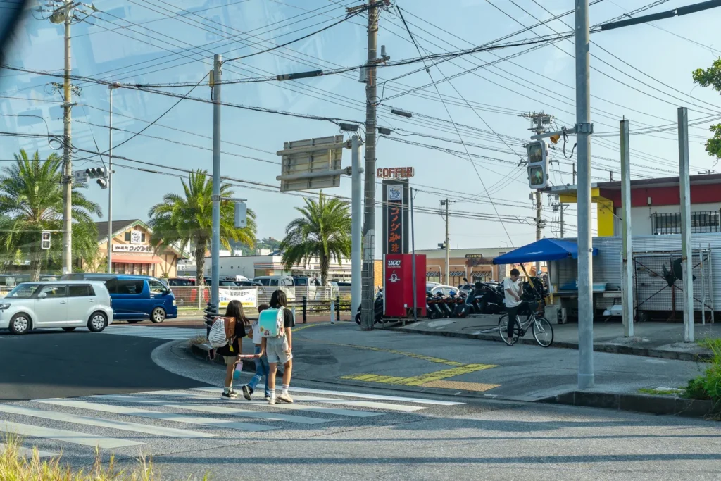 오후 하교하는 초등학생과 란도샐
