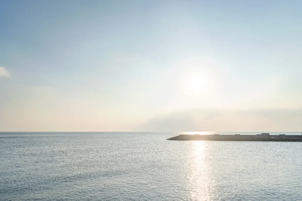 오키나와 서해 이토만 비치에서 촬영한 해질녘 사진