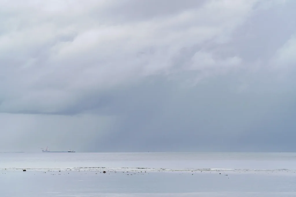 선셋 비치에서 바라본 흐리고 비내리는 오키나와 앞바다