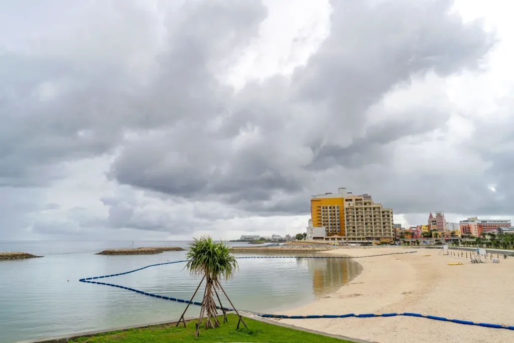 수영이 금지된 선셋 비치의 모습