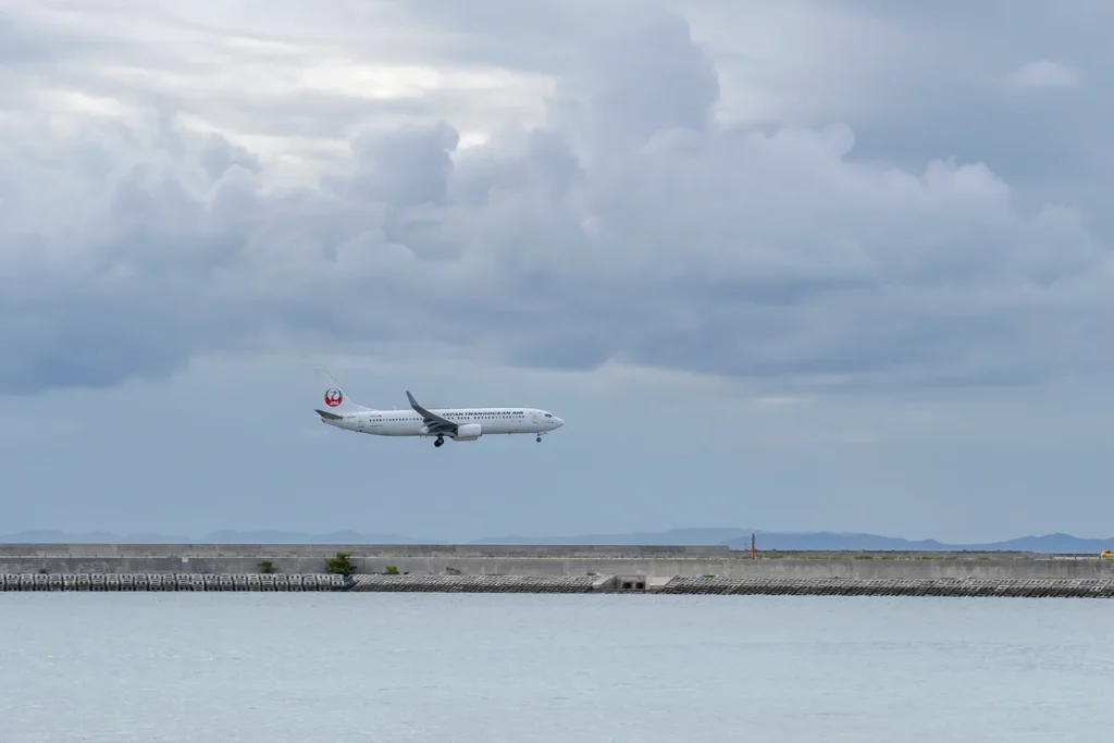 꽤 흐려진 오후 우미카지 테라스 앞바다 나하 공항