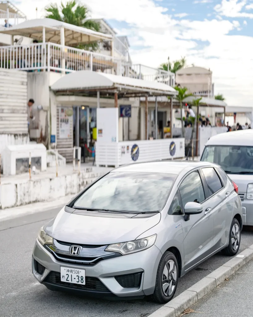 혼다 피트 하이브리드 우미카지테라스에 주차된 모습
