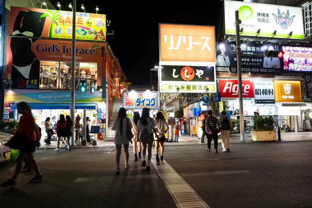 저녁 국제거리 사람들의 모습