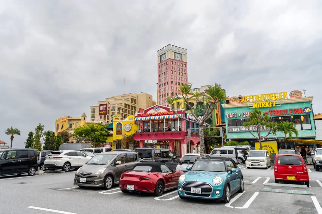 매우 흐리고 강풍이 부는 아메리칸 빌리지