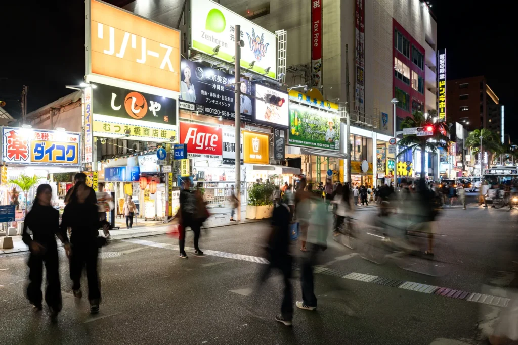 국제거리의 사람들