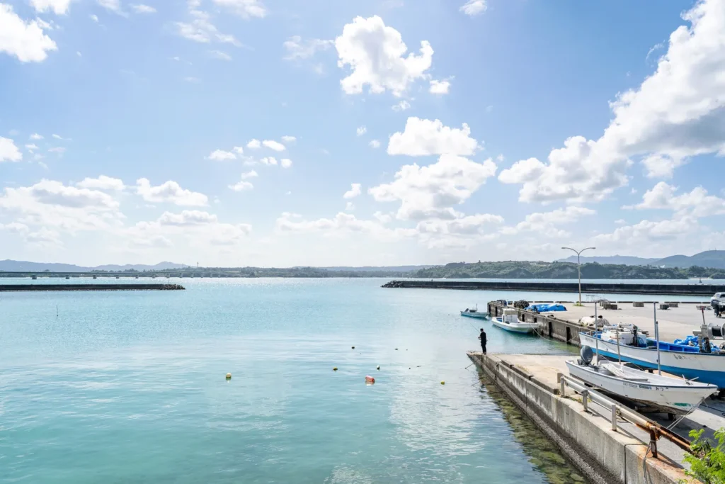코우리섬에서 낚시를 즐기는 사람들