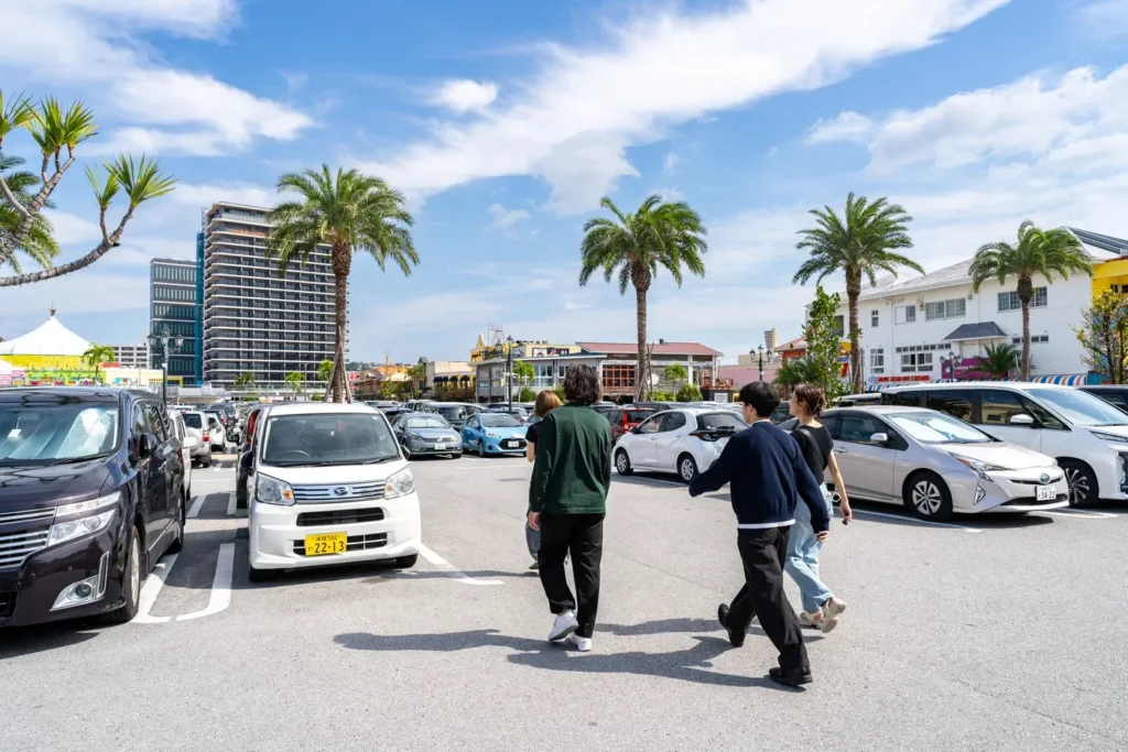 남녀의 복장 상태 남성은 긴옷 여성은 반팔옷에 주목할 필요가 있다
