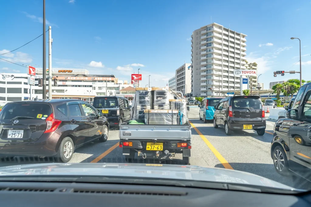우라소에 신호 대기 중 에어컨 설치 차량
