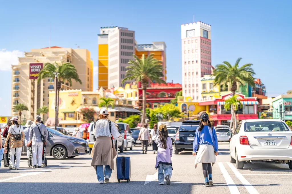 긴 옷을 입은 데포 아일랜드의 가족