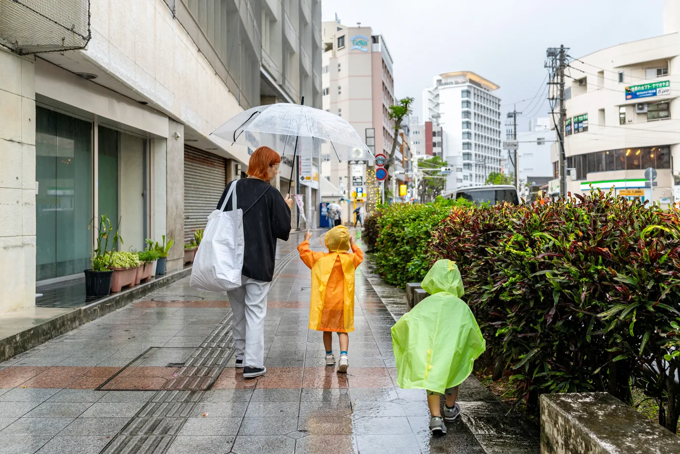 Okinawa Weather 5th November 2025 Children in Raincoats